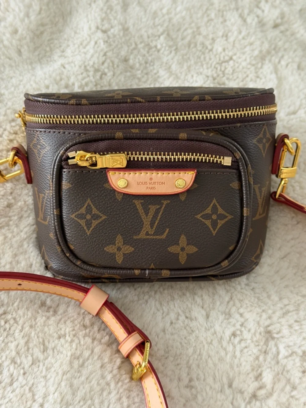 Compact Dark Brown Leather Crossbody Bag with Gold Hardware - Picture 3 of 8